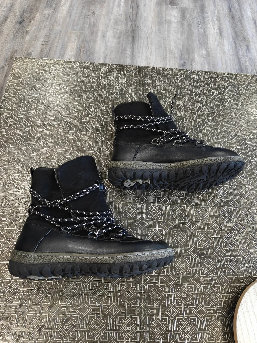 Wanderlust Danette Black Winter Ankle Boots with Gray Shearling Cuff Size 10